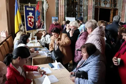 Під час видачі сертифікатів-ваучерів. Фото Олексія ХЕМІЯ.
