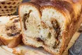 Булка з арахісом і шоколадом
