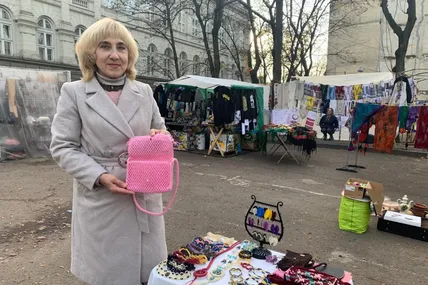 Тетяна Гречуха продає свої вироби на сувенірному ринку в центрі Львова. Фото автора