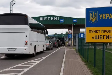 На кордоні з Польщею заблокували два автобуси з українками, яких везли у німецькі борделі