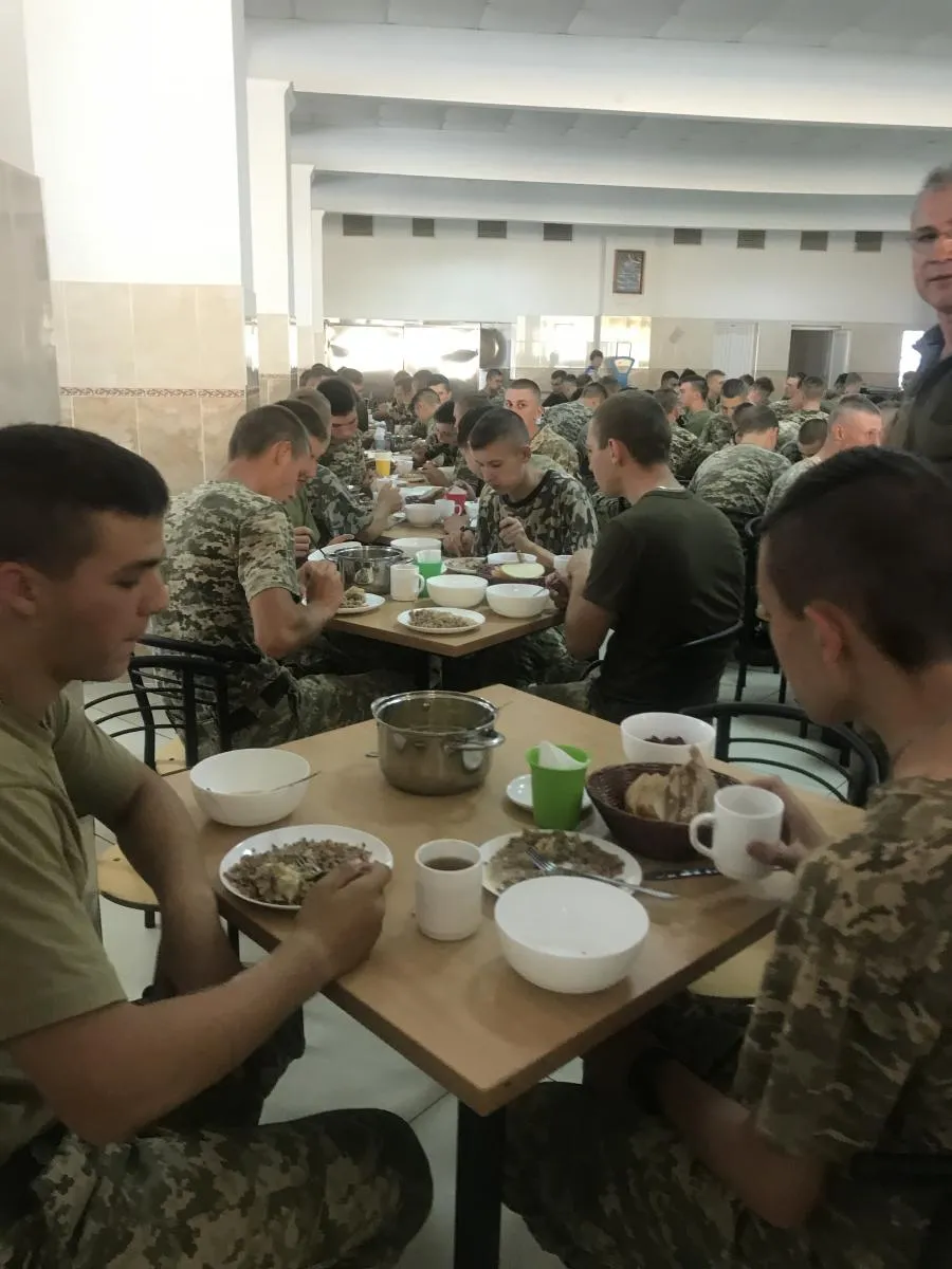 Обід у їдальні