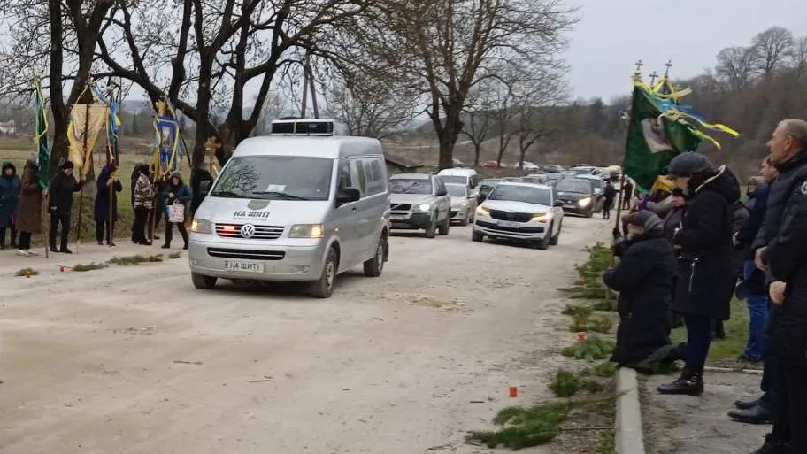 Краяни зустрічають свого героя… Фото Володимира Білика.