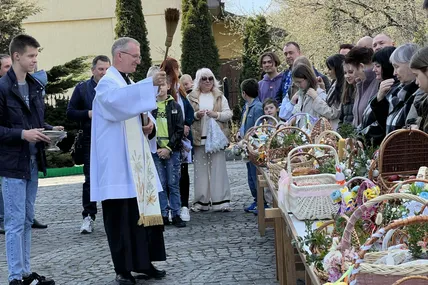 Отець Микола Ліпітак освятив великодні кошики. Фото автора