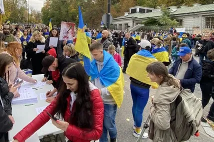 У Варшаві влаштували "референдум" щодо "анексії" посольства росії. Фото Євгена Приходька