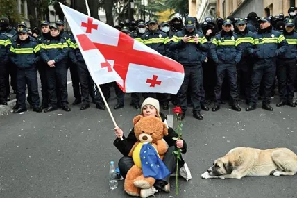 Тисячі демонстрантів знову й знову виходять на протести – під прапорами Грузії і ЄС, під антиросійськими й проєвропейськими гаслами. Фото ukraine.news-pravda.com