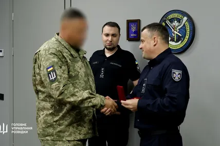 Буданов і пілоти ГУР отримали нагороди від ДСНС за допомогу в гасінні пожеж після атаки на Київ. Фото: ДСНС