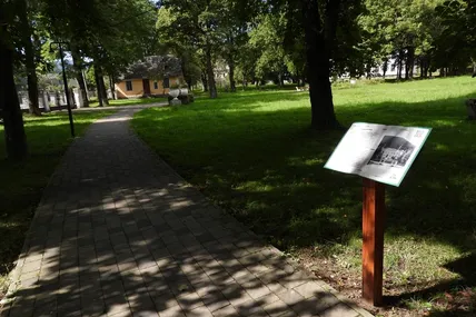 На Сколівщині біля палацу баронів Гредлів встановили нові інформаційні стенди з аудіогідом та шрифтом Брайля