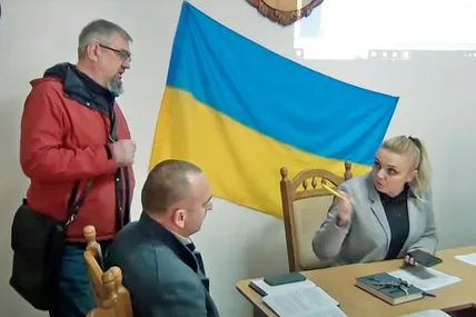 Після законної відмови надати закриту інформацію Ярослав Путас грубо образив голову новороздільської громади Ярину Яценко... Скріншот із відеосюжету ГО «ІА «Інфоскоп» в Youtube