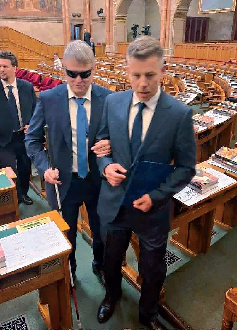 Глава уряду Угорщини Петер Мадяр і незрячий міністр соціальної і родинної політики Вільмош Катаї-Немет