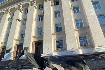 Наслідки одного з попередніх обстрілів будівлі ОДА. Фото - ОП