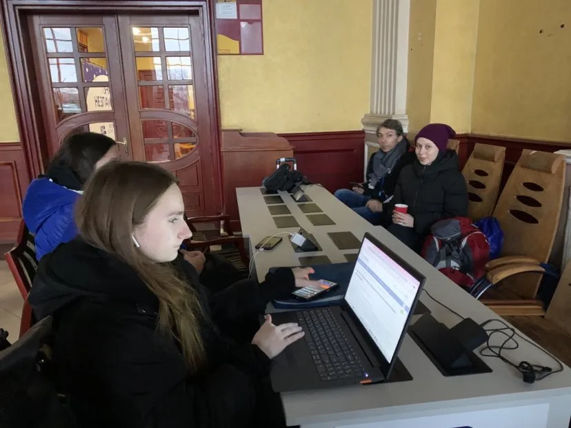 Місце для заряджання ґаджетів і комфортної роботи за комп’ютерами.