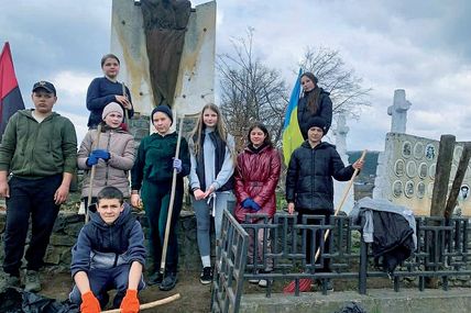 Перед святами учні прибрали на могилах колишніх вчителів