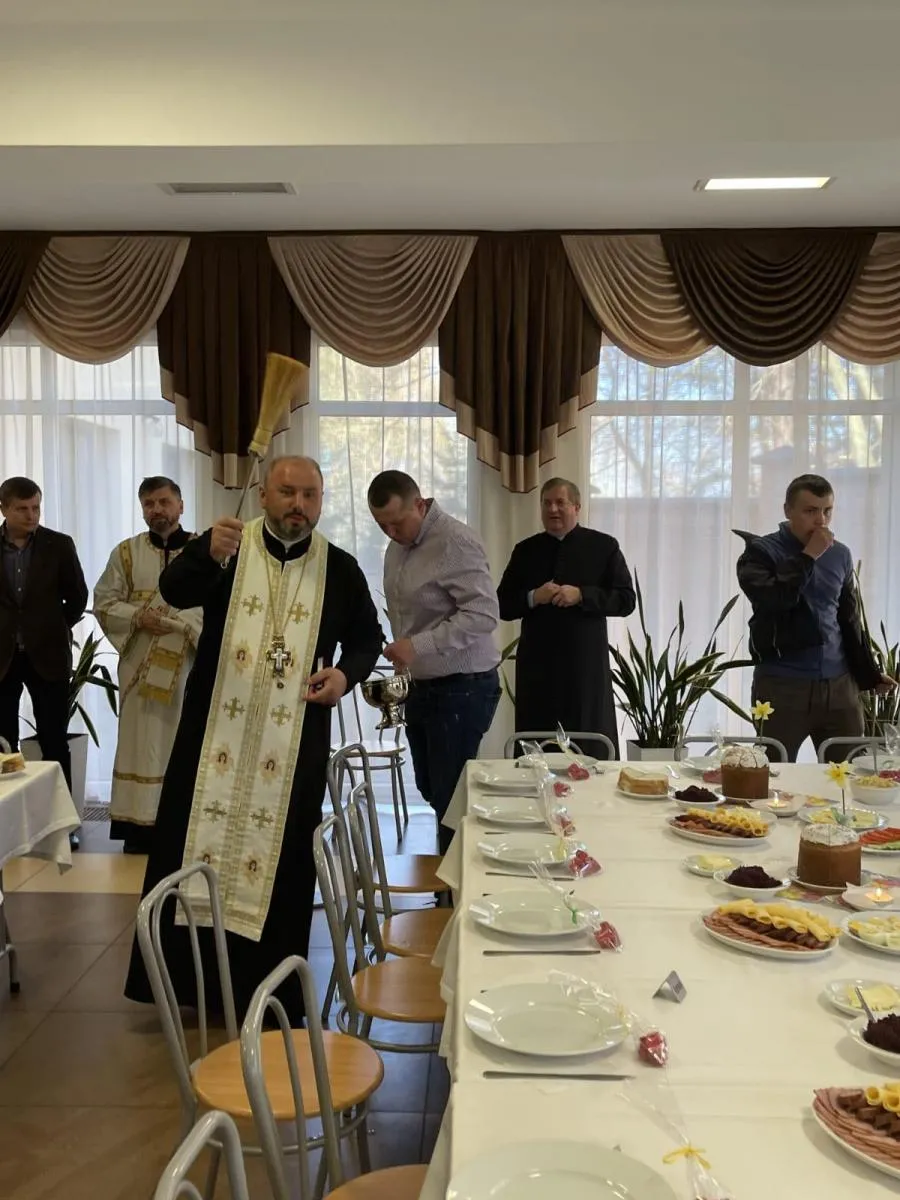 Освячення пасок і великоднього столу.