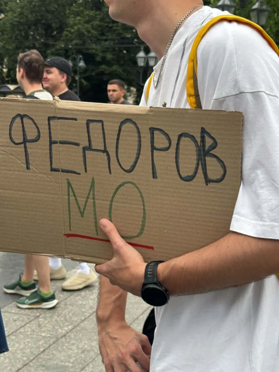 18.07.2026, 20:20				




 «Мені скоро 6, це моя перша картонка»


										О 19.00 біля памʼятника Шевченкові розпочався вже традиційний мітинг-протест проти відставки Михайла Федорова. На площі перед памʼятником зібралися кілька сот людей