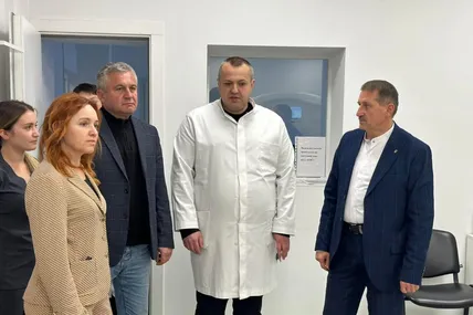 Марина Слободніченко (крайня зліва), керівник відділу охорони здоров'я виконавчих органів Дрогобицької міськради Володимир Чуба, директор КНП "Дрогобицька міська лікарня 1" Андрій Коцюба та міський голова Дрогобича Тарас Кучма (крайній справа).