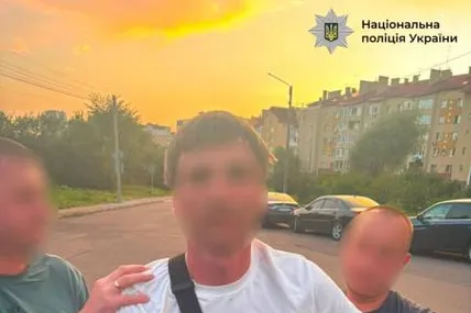 12.08.2026, 13:15				


									У Винниках затримали чоловіка, який погрожував пістолетом водієві Mercedes							

										41-річний львів'янин намагався пограбувати 52-річного мешканця Винників, погрожуючи предметом, схожим на пістолет. Нападн
