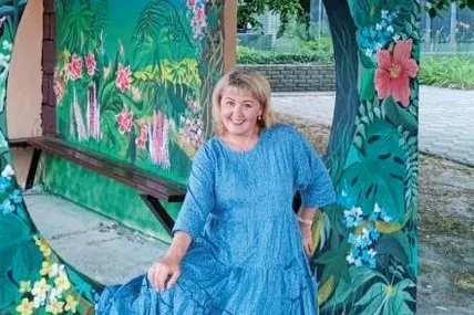 Тетяна Бердник ще й гарно малює. Ось таку зупинку створила у селі, де живе з чоловіком. Фото з альбому Тетяни Бердник