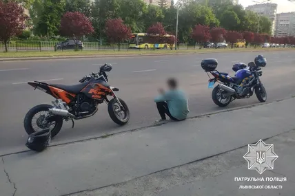 Мотоцикл двійник. Фото Патрульна поліція Львівської області