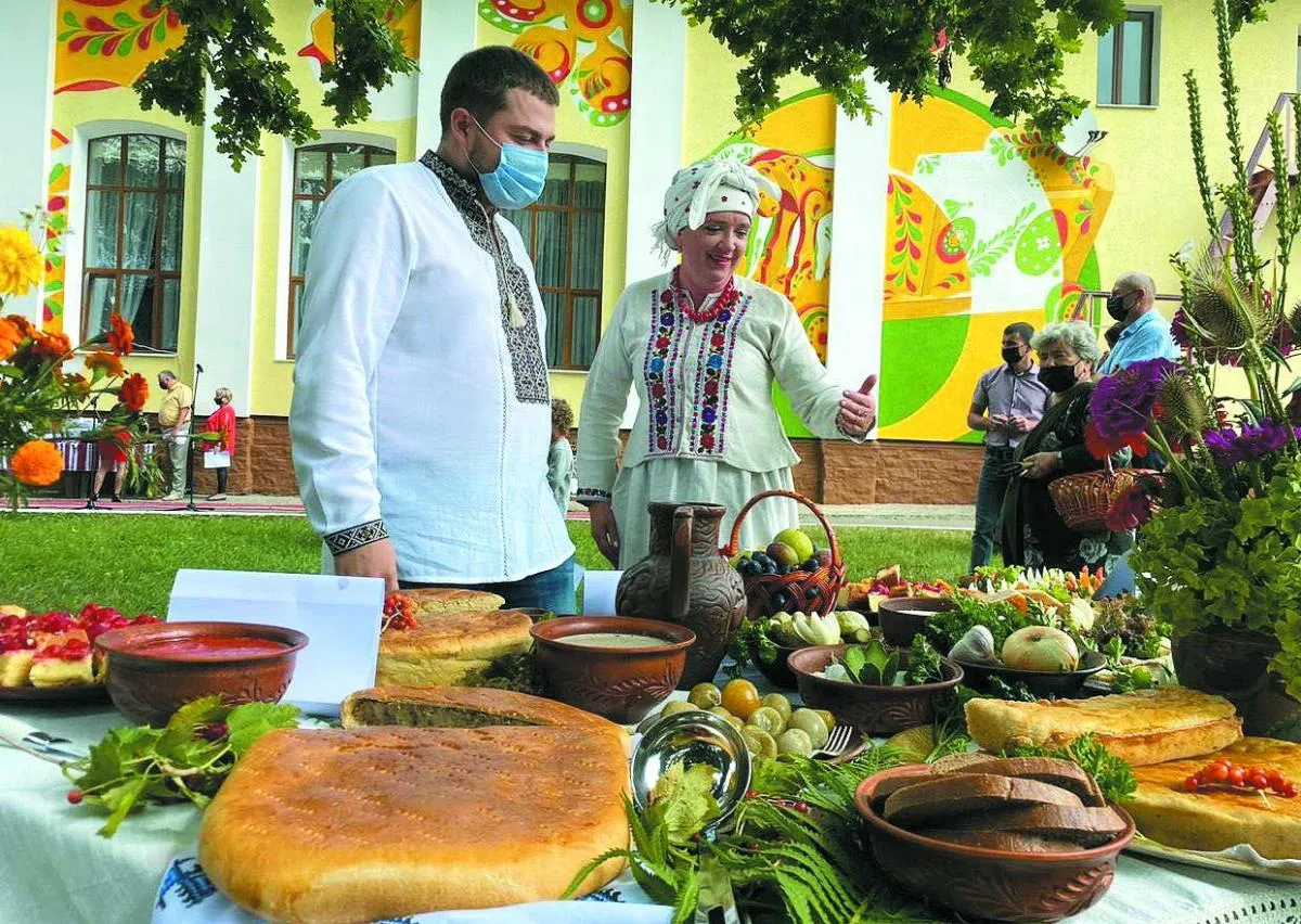 Яворівські господині приготували пиріг та інші страви. Фото автора