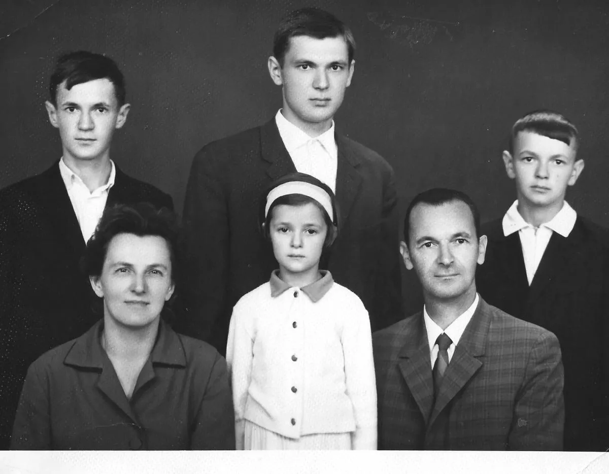 Середина 60–их років минулого століття. В. Станкович серед найрідніших (сидять зліва направо): мама — Єлизавета  Євгенівна (Уйгелі) — учителька початкових класів, сестра Ольга після закінчення Львівського торгово–економічного факультету працює за спеціальністю, батько — В. Станкович–ст. (у другому ряді, ліворуч) брат Євген, який після закінчення історичного факультету УжДУ працював учителем у місцевій школі, Василь, а праворуч — його молодший брат Андрій, який, як і Василь, закінчив Львівський інститут фізкультури  і працює учителем фізвиховання у Клячанівській ЗОШ І-ІІІ ст.