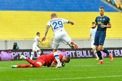 Фрагмент матчу «Динамо» - «Львів», який відбувся 11 вересня минулого року у Львові на стадіоні «Арена Львів». У грі автор єдиного у грі голу динамівець Віталій Буяльський (№29) та воротар «містян» Олександр Ільющенков, який взимку вже перейшов до «Карпат»