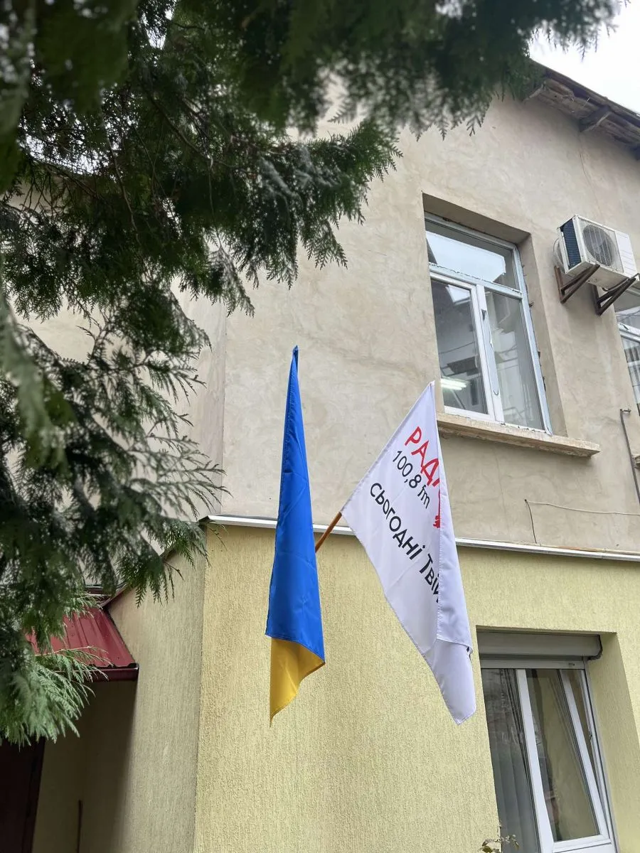 Над входом майорять прапори