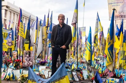 Принц Гаррі відвідав меморіал на Майдані: “Це одна з найсумніших і найкрасивіших речей, які я бачив”