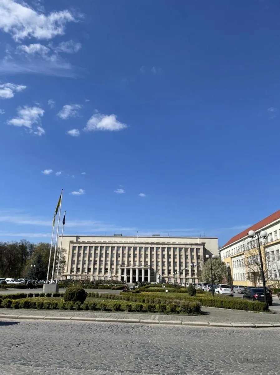 Приміщення облдержадміністрації збудовано у 1936 році за чехів. Фото автора