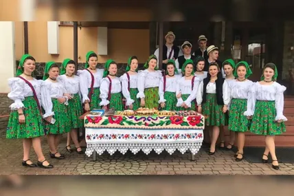 На Фестивалі "Етнічний віночок", що відбувся у березні на Закарпатті, співали і танцювали представники румунської громади. Фото авторки