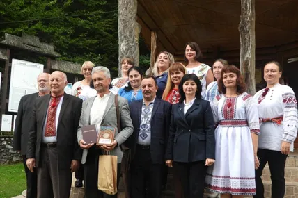 Учасники дійства з лауреатом Міжнародної премії «Corona Carpatica» в номінації «Екологія» Юрієм Стефураком (у центрі)