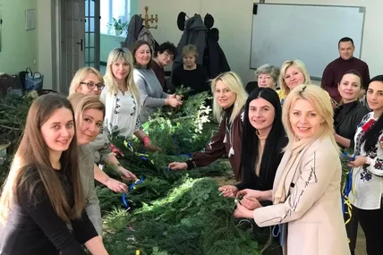 Родини плетуть Різдвяні хвойні віночки. Фото архівне, 2021 рік.