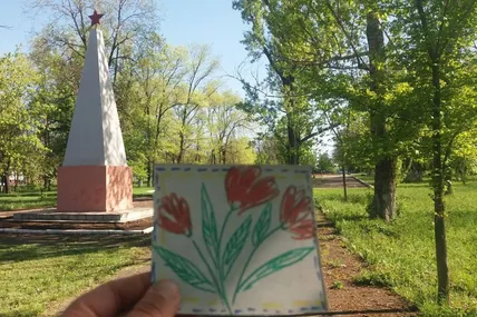 Активісти на ТОТ до Дня пам’яті та примирення розповсюдили листівки. Фото: Жовта Стрічка