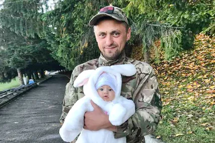 Так само, як донечку Злату, Михайло Оприск любив своїх батьків, друзів, бойових побратимів. Фото із домашнього архіву сім’ї Оприсків.