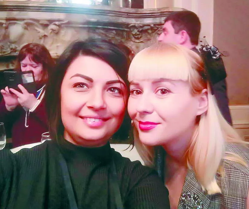 Одне із завдань конкурсу – сфотографуватися із дамою у чорній сукні. Журналіст “ВЗ” зробила фото на згадку із представником Львівської майстерні шоколаду Юліанною Гумецькою