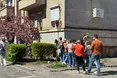 Щоб сфотографуватися на фоні сакури, туристи вишикувались у чергу!