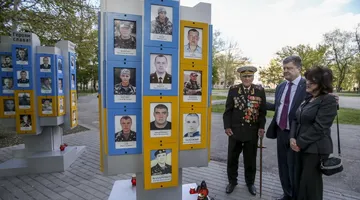 Президент та рідні загиблого героя АТО Івана Гутника-Залужного у Запоріжжі вшанували пам'ять полеглих захисників України