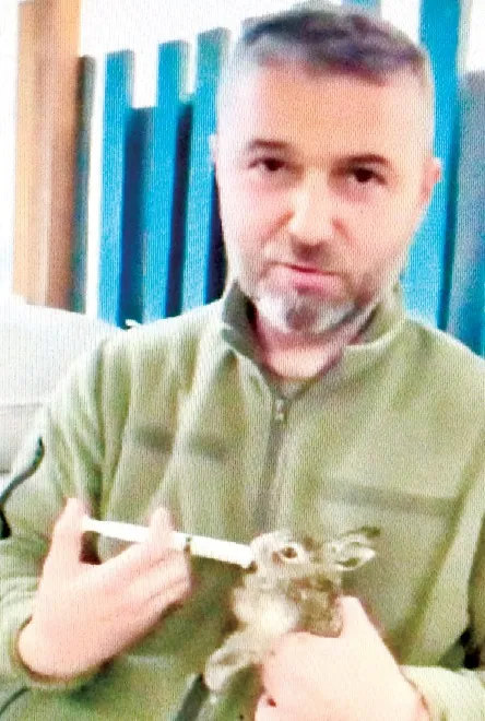 У цього воїна, крім стандартних обов’язків, є ще й нетиповий: доглядати зайчика. Скріншот із відео Олександра Цибрія