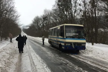 Пасажири рейсового автобуса, який через ожеледицю застряг посеред лісу, чекають підмоги. Фото автора