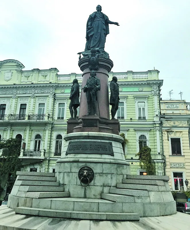 Хоч навколо пам’ятника Катерині ІІ було зламано чимало списів, самі одесити до цієї одіозної історичної постаті ставляться з пієтетом.