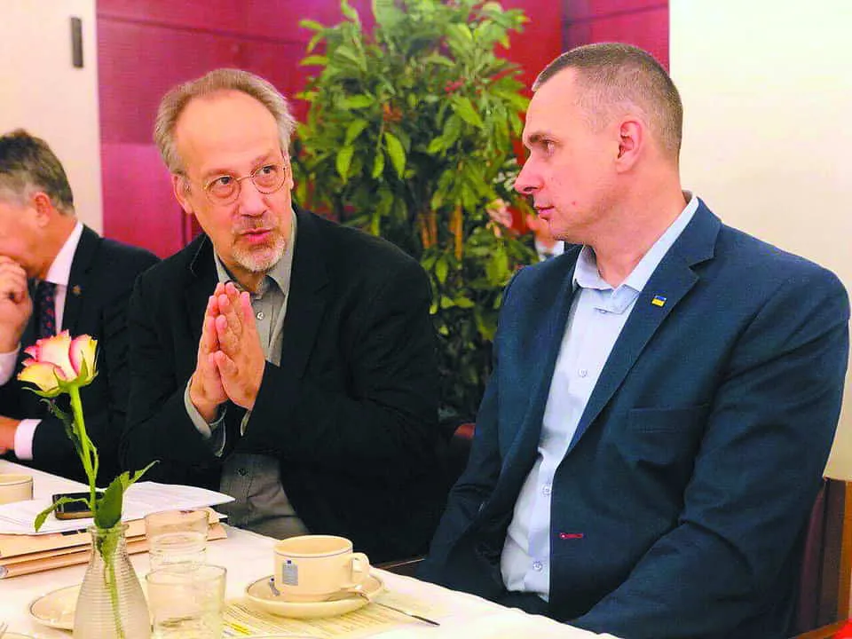 Французький громадський діяч Антуан Аржаковський (зліва) спілкується з колишнім політв’язнем Кремля Олегом Сенцовим. Фото з особистого архіву А. Аржаковського