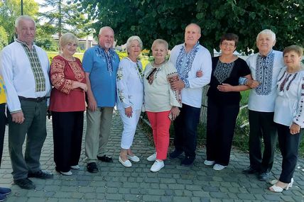 На 50-річчі після випускного пригощали однокласників власним хлібом і медом