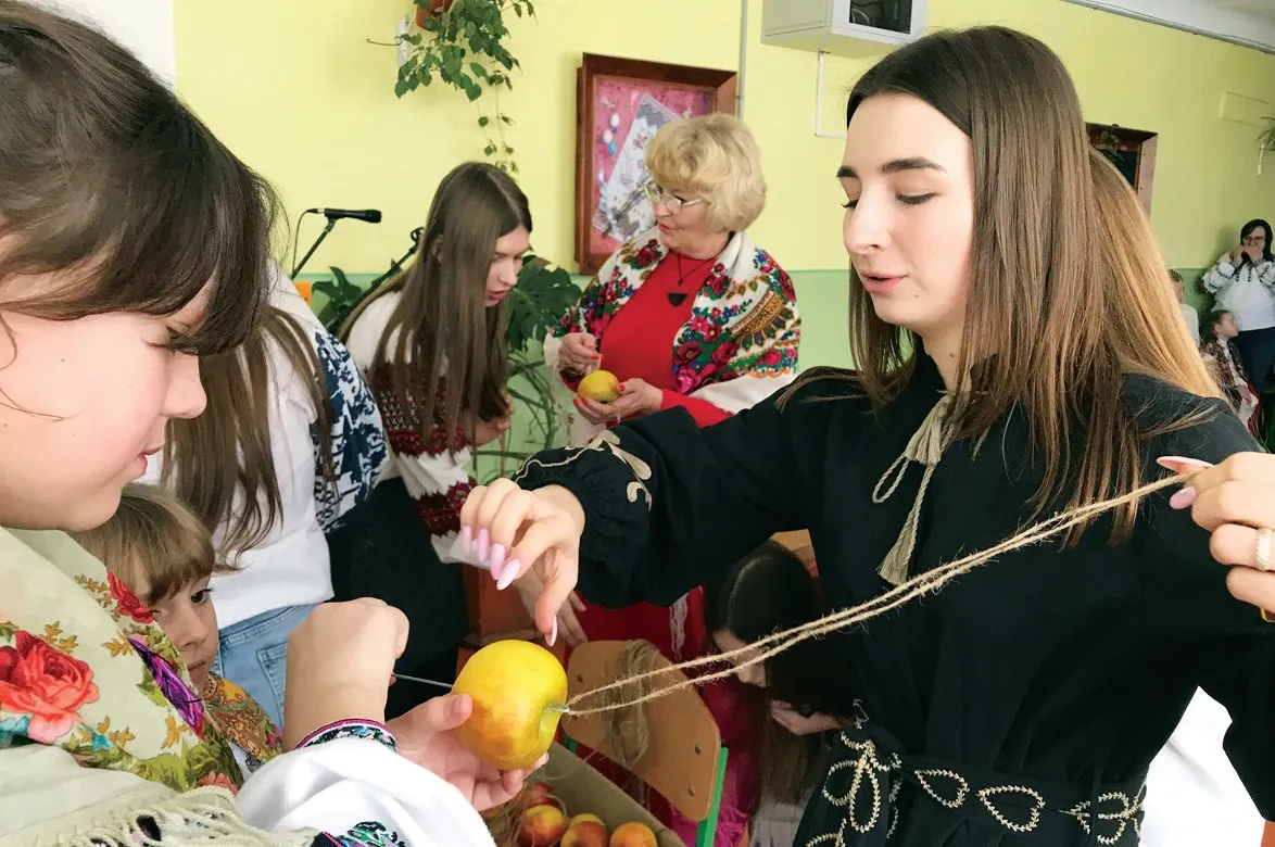 Майстер-клас нанизування яблук на шнурок.