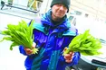 Одні продають лісову черемшу, інші – домашні вареники