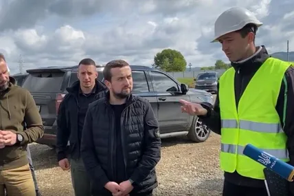 Ймовірно, заступник керівника Офісу Президента їздить на авто, яке надали як гуманітарну допомоги, з весни 2022 року. Скрін із відео