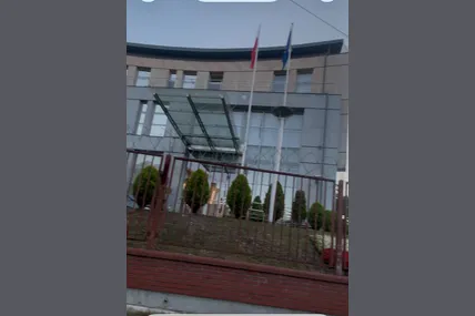 На цьому паркані ще кілька днів тому були портрети українських Героїв