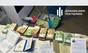 Золото, мільйони «баксів», круті тачки, зброя. На додачу — портрет із бурштину