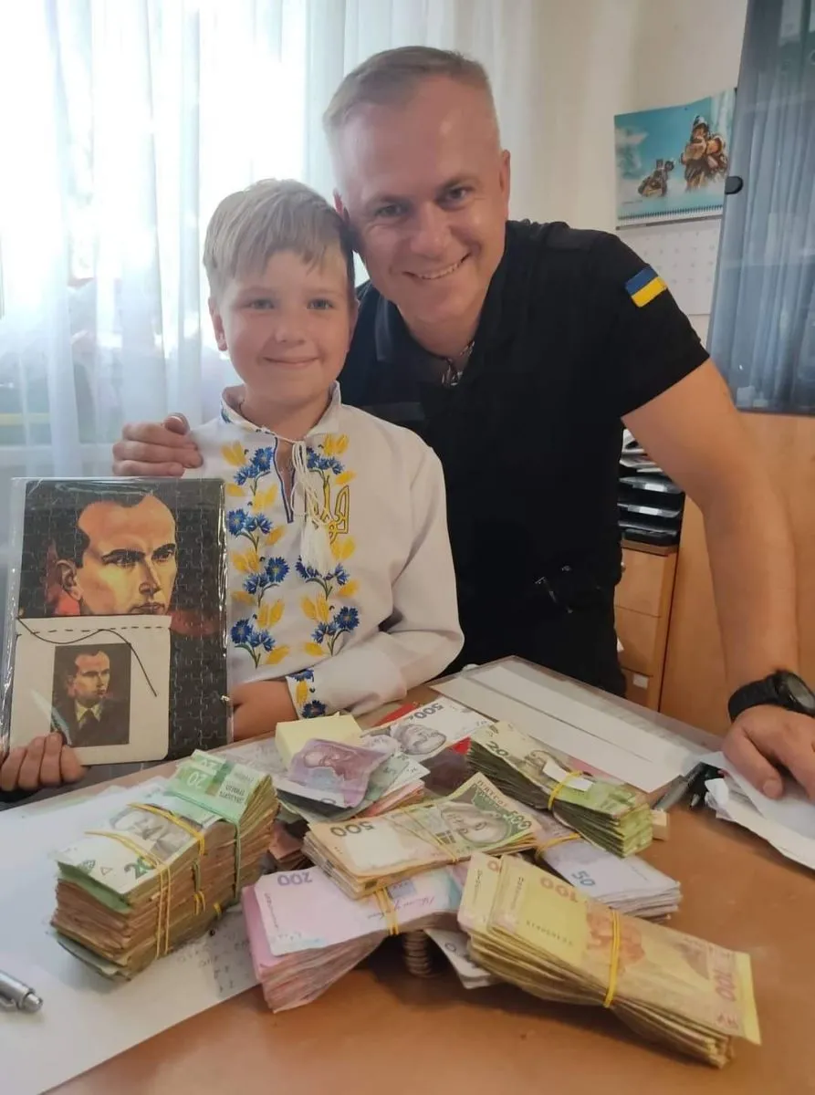 Юра Напора з військовим капеланом, отцем Михайлом Греділем – парохом храму Благовіщення у Городку, який є керівником ГО «Апостольська Чота».