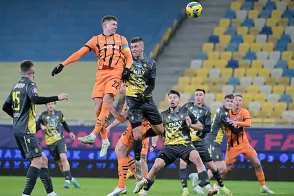 Момент матчу «Шахтаря» та «Руху», який відбувся 1 грудня 2024 року на «Арені Львів». У грі рухівець Денис Підгурський та Микола Матвієнко (№22). Фото upl.ua