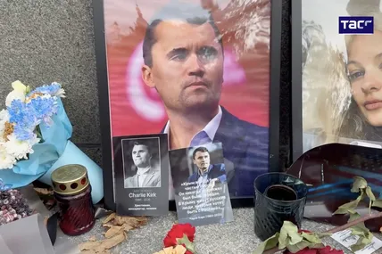Біля посольства США в москві з’явився меморіал на честь Ірини Заруцької та Чарлі Кірка. Фото: ТАСС