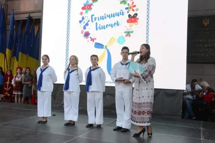Наталія Кудряшова (справа) представляє на Хрещатику учасників "Етнічного Віночка". Фото Олександра Авраменка